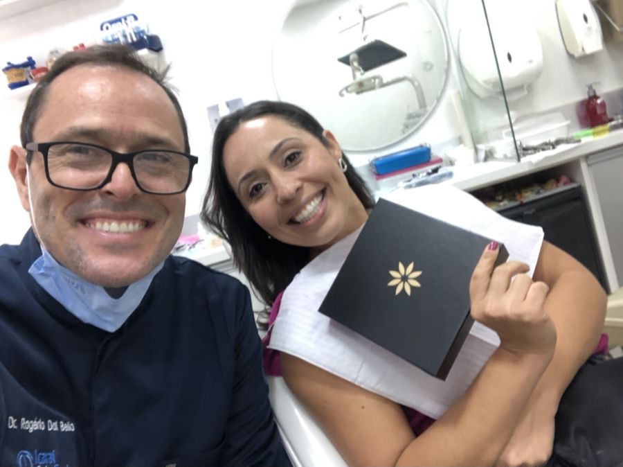 Paciente recebendo o kit de finalização de tratamento