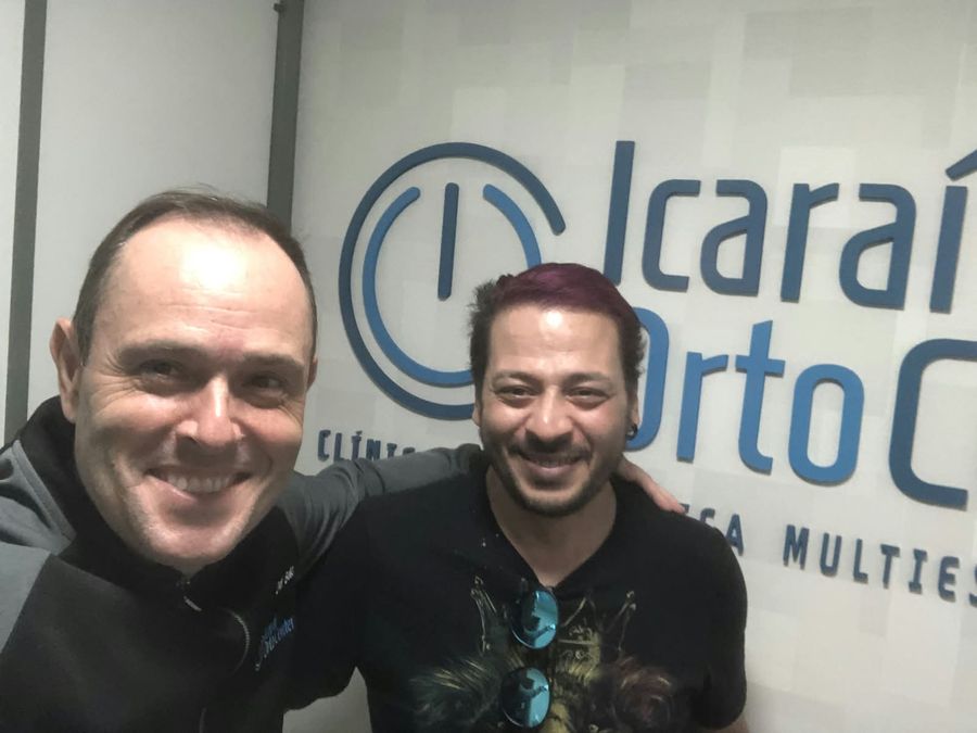 Paciente ao lado da marca da Icaraí Orto Center