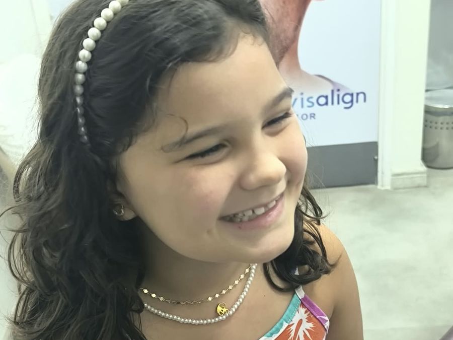 Paciente infantil sorrindo após o atendimento