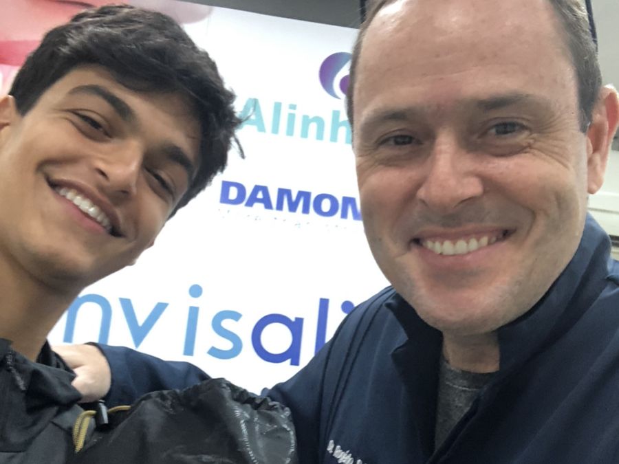 Paciente ao final do tratamento com alinhadores