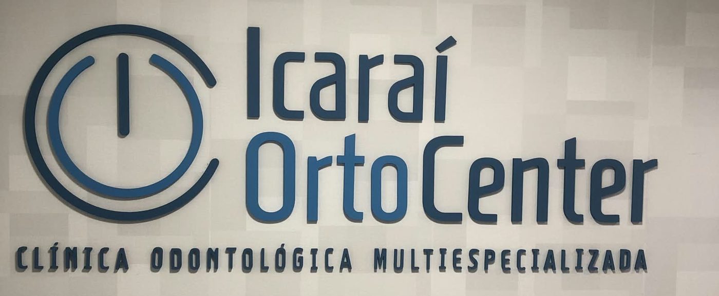 Marca da Icaraí Orto Center aplicada na parede da clínica
