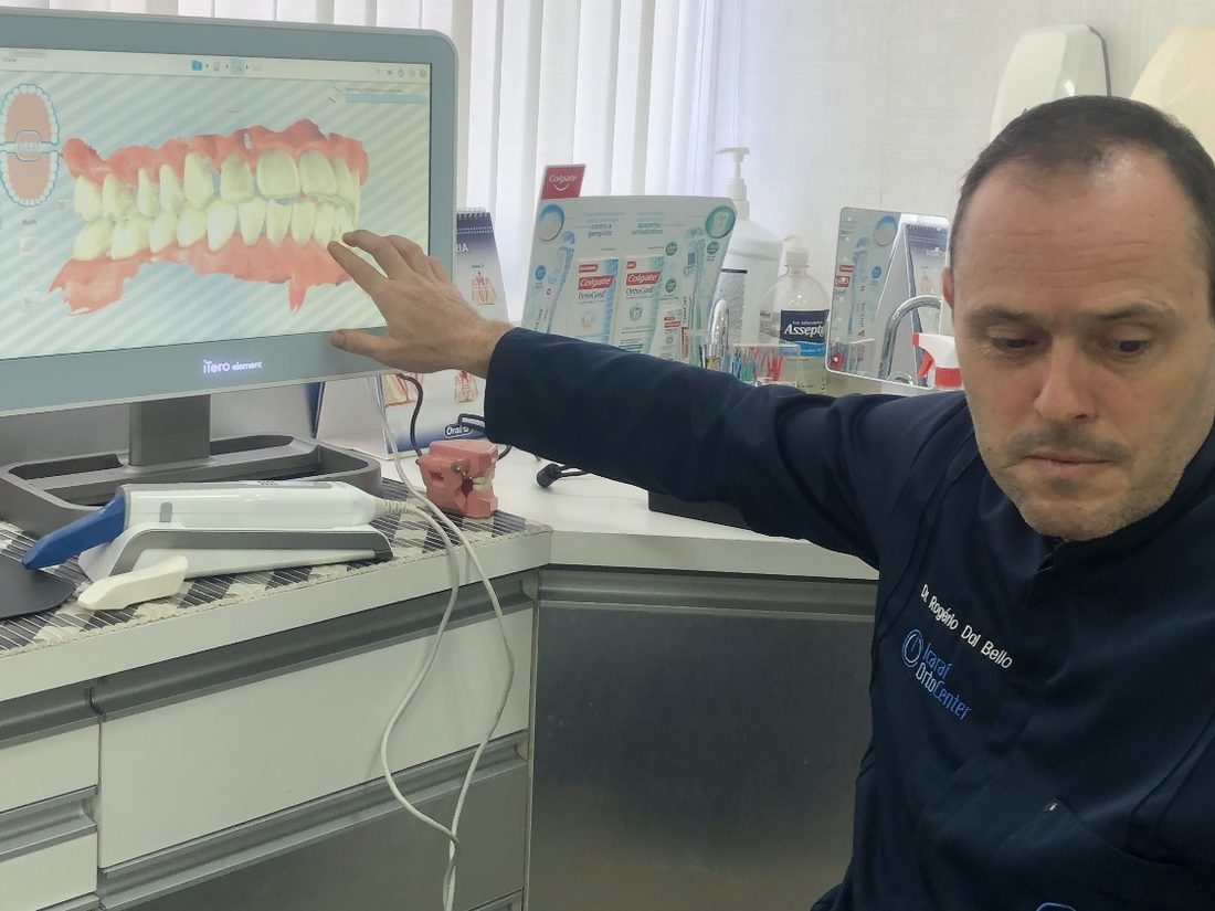 Dr. Rogério Dal Bello apresentando o planejamento digital do tratamento na tela